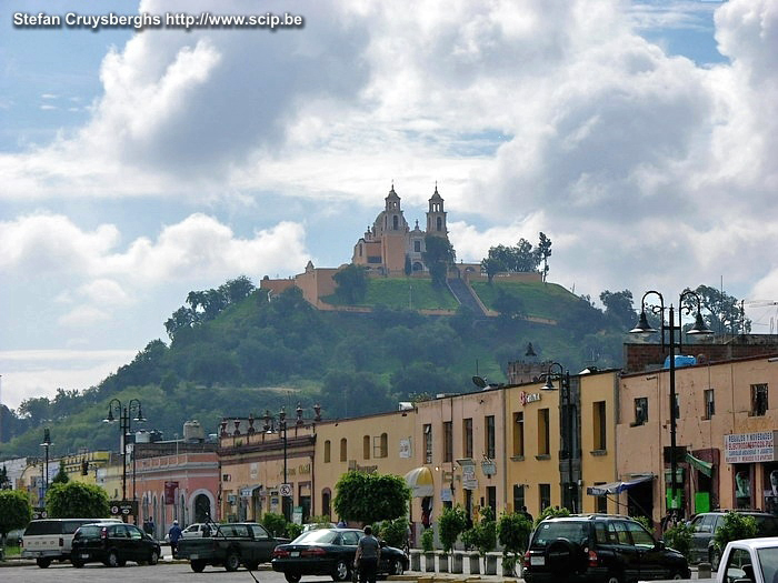 Cholula De kerk van Nuestra Señora de los Remedios is gelegen boven op de heuvel (ooit de grootste piramide van Mesoamerika) in het kleine koloniale stadje Cholula. Stefan Cruysberghs